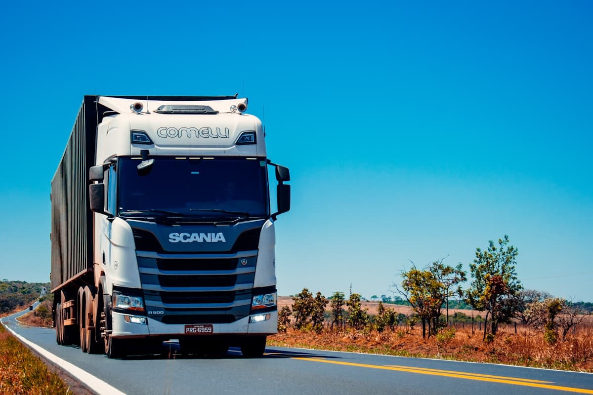 Equipamiento Indispensable en Cabina: Guía para la Vida en Ruta en 2026
